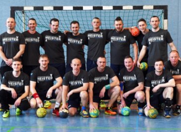 Mister Handball des Oberlands - Als Trainer führte Sven Grohmann (hinten links) die Mannschaft des HV 90 Klingenthal im Spieljahr 2018/19 zur Meisterschaft in der Vogtlandliga. Mittlerweile haben Klingenthal und Markneukirchen die Handball-Kräfte gebündelt und treten als SG Oberland an. 