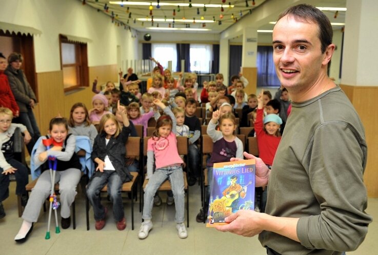 Mit 100 Kindern auf Weltreise - Kinderbuchautor Stefan Gemmel nahm am Mittwoch Brand-Erbisdorfer Grundschüler mit auf eine Reise durch die Welt der Bücher.