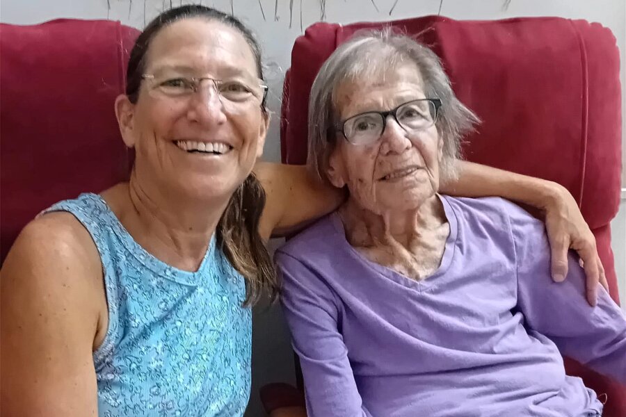 Mit 13 Jahren Zwangsarbeiterin in Oederan: Wie die 92-jährige Holocaust-Überlebende Handa Drori heute in Israel lebt - Handa Drori (rechts) lebt, seit sie 18 ist, in Israel. Die „Freie Presse“ hat mit ihrer Tochter Tamar gesprochen.