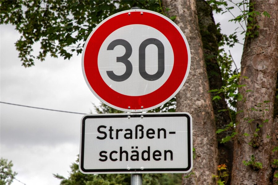 Mit 13 Millionen Euro legt Zwickau das seit langem größte Straßenbauprogramm auf - Derartige Schilder soll es künftig in Zwickau deutlich weniger geben. Die Stadt investiert mehr als doppelt so viel Geld in den Straßenbau als im Vorjahr.