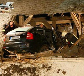 Skoda im Kirchendach