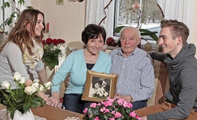Mit 16 Jahren neue Heimat und die Liebe seines Lebens gefunden - Ruth und Rudi Wagner feiern am Donnerstag diamantene Hochzeit. Am Mittwoch warfen sie mit ihren Enkeln Lysann und Kevin Unger noch einmal einen Blick auf ihr 60 Jahre altes Hochzeitsbild.