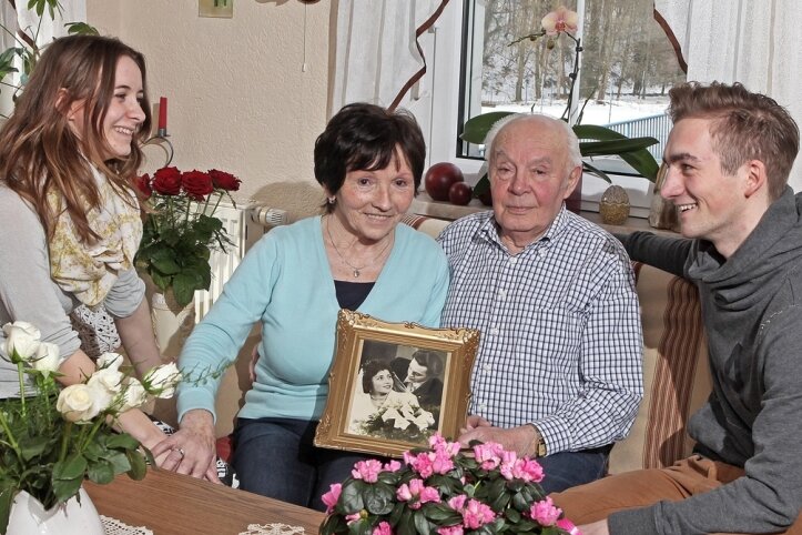 Mit 16 Jahren neue Heimat und die Liebe seines Lebens gefunden - Ruth und Rudi Wagner feiern am Donnerstag diamantene Hochzeit. Am Mittwoch warfen sie mit ihren Enkeln Lysann und Kevin Unger noch einmal einen Blick auf ihr 60 Jahre altes Hochzeitsbild.