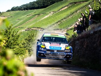 Mit 180 durch die Weinberge - Julius Tannert und Frank Christian fliegen dem dritten Platz bei der Rallye Mittelrhein entgegen. 