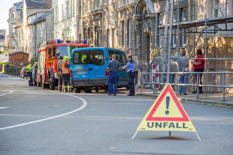 Mit 2,5 Promille intus fährt Mann gegen Hausfassade - Ein sturzbetrunkener Opel-Fahrer prallte in Annaberg-Buchholz gegen eine Hauswand.