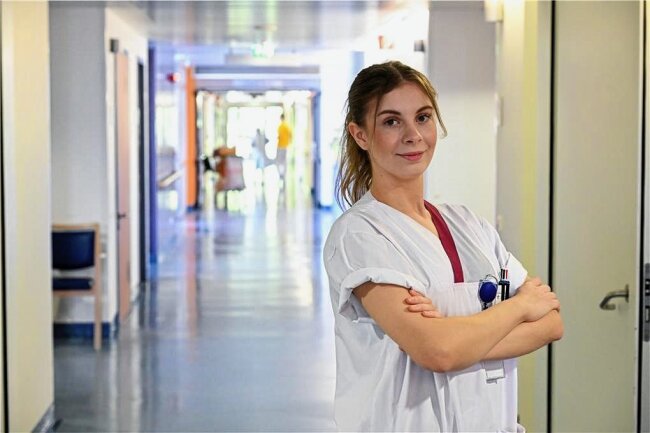 Mit 22 Jahren über 50 Patienten beim Sterben begleitet: Schwester Lillis Alltag an der Urologie in Chemnitz - Schwester Lilli auf der Urologie im Bethanien-Krankenhaus Chemnitz. Die Gesundheits- und Krankenpflegerin hat 2021 ausgelernt und trotz Ausbildung unter Pandemiebedingungen den Fokus auf ihre Berufung nicht verloren. 