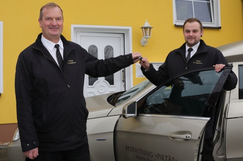 Der Chef des Bestattungsinstituts "Pietät", Heiko Junghanns (links), übergibt symbolisch den Schlüssel für seine Fahrzeuge an Nachfolger Christian Ullmann. Es sei eine sehr bewusste Entscheidung gewesen, dass die Fahrzeuge der Firma nicht schwarz sind. 