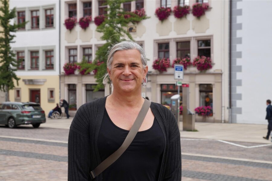 Mit 56 Jahren als trans geoutet: Nun will die Freibergerin FDP-Stadträtin werden - Laura Dobritz will sich 2024 als FDP-Stadträtin in Freiberg aufstellen lassen. Vor Ostern hat sie sich als trans Frau geoutet.