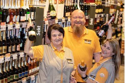 Mit 71 Jahren in der Schnapsabteilung: Die Rentnerin aus dem Vogtland, die im Globus-Markt nicht aufhört - Sonja Schaller (links), Marco Böhm und Sybill Dassler sind Globus-Mitarbeiter der ersten Stunde.