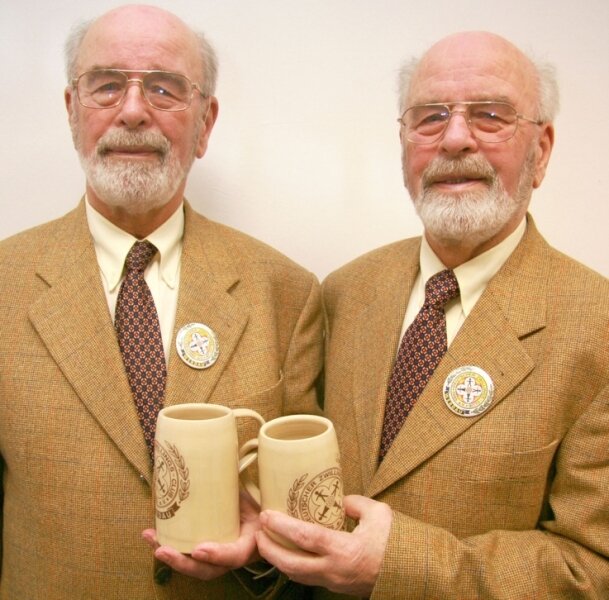 Mit 80 immer noch täuschend ähnlich - 
              <p class="artikelinhalt">Hans (l.) und Gerhard Fischer, die Gründer des 1. Zwillings-Clubs der DDR, mit Zwillingskrügen, bei denen die Henkel verschlungen sind.</p>
            