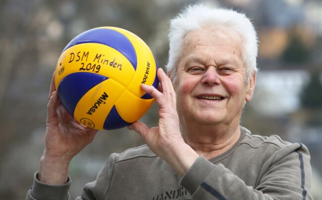 Hans Grodzki aus Schwarzenberg ist mit bald 84 Jahren vermutlich der älteste aktive Volleyballspieler der Republik. In den Händen hält er den Ball von der Deutschen Meisterschaft 2019, bei der er der älteste Starter war. 