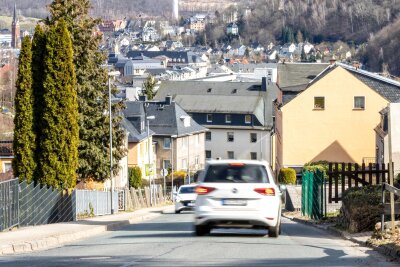 Mit 81 km/h über den Hammerberg in Aue: Anwohner ärgern sich über Rennstrecke – Stadt will blitzen - Blick auf die Ricarda-Huch-Straße in Aue. Sie ist derzeit eine beliebte Umleitungsstrecke, weil die Zschorlauer Straße gesperrt ist. Das sorgt für Ärger.