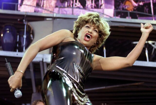 18. Juli 2000, Groningen (Niedelande): Tina Turner gibt während ihrer Abschiedstournee durch Europa ein Konzert.