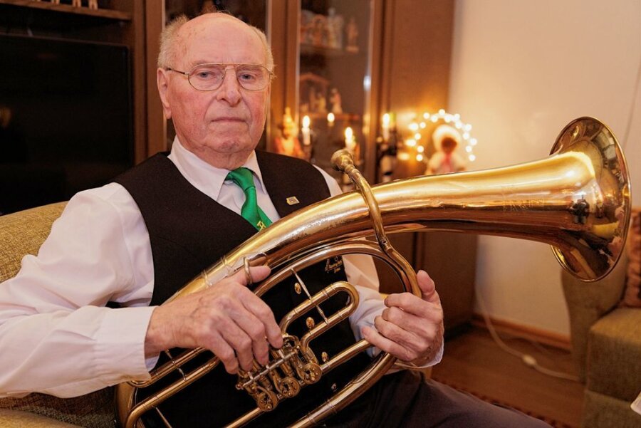 Mit 90 bläst er weiter das Tenorhorn: Hohe Ehrung für Schlettauer Original - Manfred Burkert mit seinem Tenorhorn, das ihn seit 70 Jahren begleitet. Doch der Schlettauer, der am Sonntag seinen 90. Geburtstag gefeiert hat, ist nicht nur der Musik wegen stadtbekannt. 