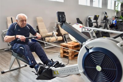 Mit 91 noch in die Muckibude: Wie ein Chemnitzer sich fit hält - Joachim Reif in Action: Drei Stunden pro Woche trainiert er im Grünaer Fitnessstudio.