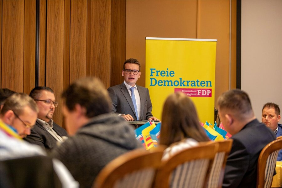 Mit aktuellen CDU-Stadträten: FDP will erstmals seit 2007 wieder in den Klingenthaler Stadtrat einziehen - Mit ihrem Kreisvorsitzenden Jeremy Ziron (am Rednerpult) will die FDP nach jahrelanger Pause zurück in den Klingenthaler Stadtrat. Zuletzt saß Topaswelt-Chef Steffen Gerisch bis 2007 für die Liberalen im Stadtparlament.