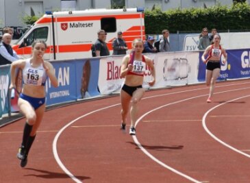 Mit Ambitionen an die Donau - Neben den 400 m und 200 m schaffte Anna Weichelt (M.) auch über die 4x100 m die Norm für die DM. Das kam überraschend, denn mit der Staffel habe sie vorher kaum trainiert. 
