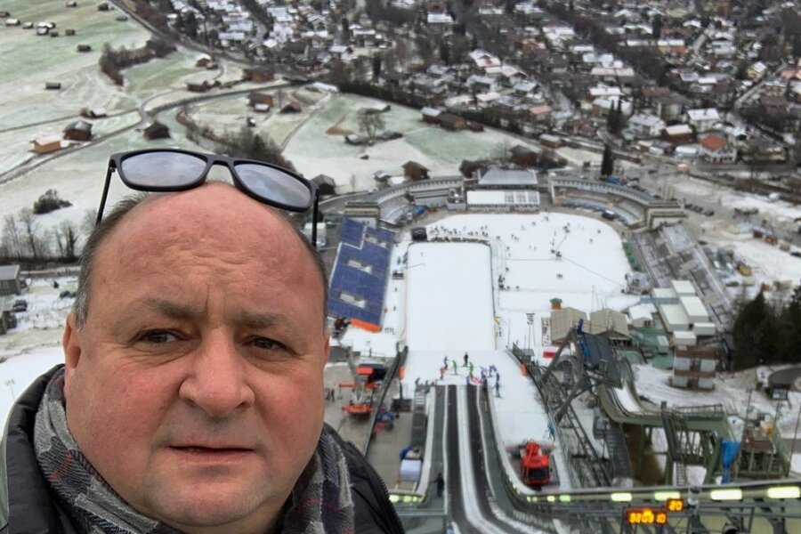 Peter Riedel auf dem Turm der Olympiaschanze in Garmisch-Partenkirchen. 2007 wurde hier eine Anlaufspur der Firma Riedel montiert. 