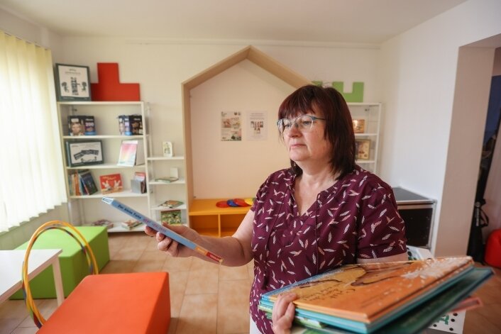 Kultur-Sachgebietsleiterin Ramona Hofmann räumt Bücher, Spielzeug und andere Angebote ein. Geöffnet wird das Kulturhaus nach Bedarf. 