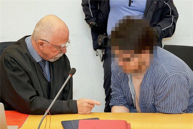 Mit Bademantel-Gürtel erwürgt: Prozess zum Tod des Chemnitzer Schiris dauert länger - Der Angeklagte Waldemar S. (rechts) im Gerichtssaal im Beratungsgespräch mit seinem Verteidiger Ralf Werner Krause. 