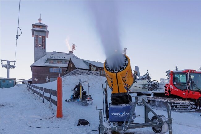 Mit Bändchen: So soll am Fichtelberg der Skibetrieb unter 2G funktionieren - Am Fichtelberg laufen die Vorbereitungen auf einen möglichen Saisonstart Mitte Januar. 