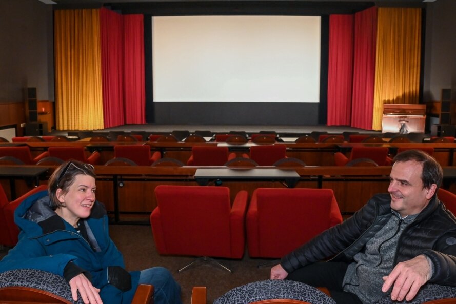Maret Wolff, Inhaberin des Kinos Metropol zu Besuch bei Thilo Götz im Clubkino Siegmar. Noch ist es dort bitterkalt, denn solange geschlossen ist, wäre es viel zu kostspielig, die Heizung anzuwerfen. Seit Corona schmieden die beiden Kinoleiter auch mal gemeinsame Pläne, trotz Konkurrenz. 