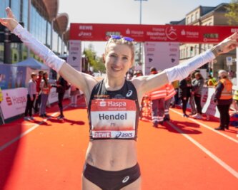 Mit Bestzeit: Reichenbacherin glänzt beim Hamburg-Marathon - Kristina Hendel hat bei ihrem ersten großen City-Marathon Grund zur Freude. Die Strapazen der 42,195 Kilometer bei nicht leichten Bedingungen in Hamburg sind der Reichenbacherin kurz nach der Zielankunft nicht anzusehen.