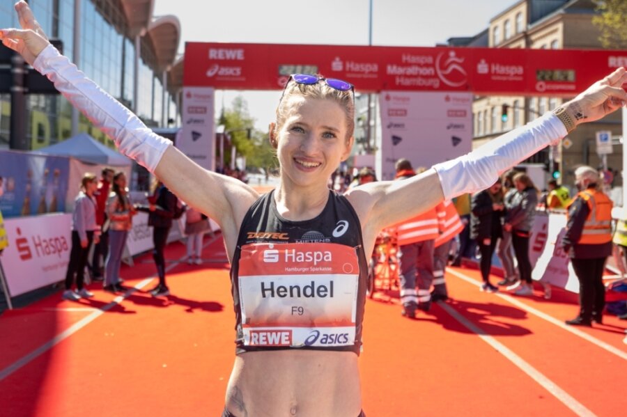 Kristina Hendel hat bei ihrem ersten großen City-Marathon Grund zur Freude. Die Strapazen der 42,195 Kilometer bei nicht leichten Bedingungen in Hamburg sind der Reichenbacherin kurz nach der Zielankunft nicht anzusehen.