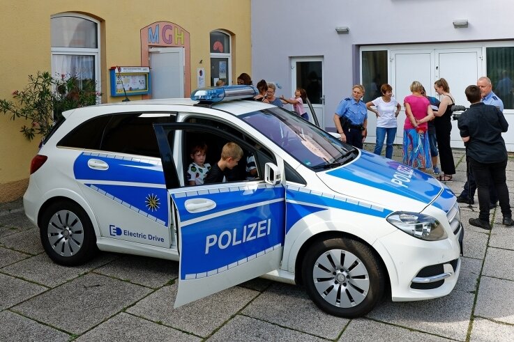 Mit Blaulicht ins Ferienende - Besonders im vollelektrischen Streifenwagen der Glauchauer Bürgerpolizisten fühlten sich die Kinder wohl. 
