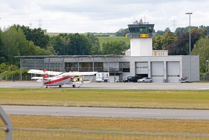 Mit Blick auf die Landebahn: Am Flughafen öffnet neues Café - Ein Blick auf das Flugplatzgebäude. 