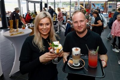Mit Blick auf die Landebahn: Am Jahnsdorfer Flughafen öffnet neues Café - Bibi Arnold und Philipp Wetzel haben am Wochenende im Jahnsdorfer Flughafengebäude ein Café eröffnet. 