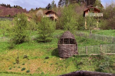 Mit Bollerwagen und Hex: Weinwandern am Schwarzwaldrand - Fußbodenheizung und einen herrlichen Blick über das Bottenauer Tal gibt's beim Aufenthalt in einem "Waldhisli" inklusive.