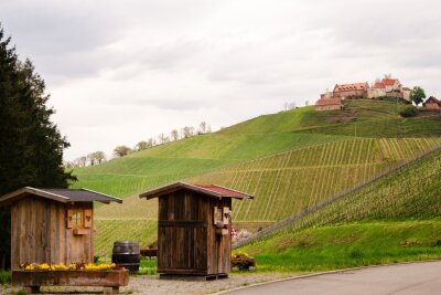 Mit Bollerwagen und Hex: Weinwandern am Schwarzwaldrand - Warten auf Besucher: Die sogenannten "Hockerle" sind drehbare Häuschen und laden zur zünftigen Vesper mit Wein ein.