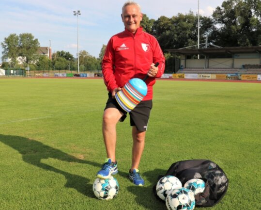 Mit breiter Brust an erste Hürde - Neuer Chef im Auenstadion: Nachdem Mirko Schwoy das Traineramt niedergelegt hat, geht der TSV Flöha nun mit Mike Hegewald als Männercoach in die Fußball-Saison 2022/23 der Landesklasse Mitte. 