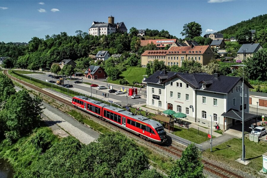 Mit Bus und Bahn zur Burg: Schlossbetriebe bieten neues Kombiticket an - Die Erzgebirgsbahn hält an der Burg Scharfenstein. Auch Augustusburg und Lichtenwalde sind gut erreichbar.
