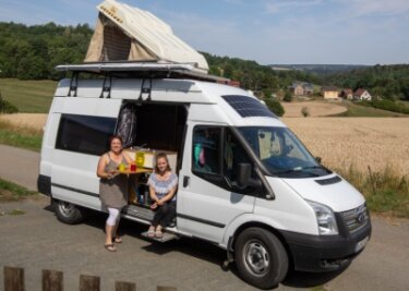 Mit Camper Marke Eigenbau vom Vogtland ans Nordkap - In Kürze geht die Familie erneut auf Tour. Mandy Turreck und Tochter Nila machen das Familien-Wohnmobil startklar. 
