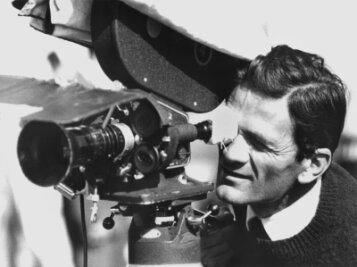 Mit cineastischen Visionen im Visier der Gegner - Der Regisseur Pier Paolo Pasolini bei Dreharbeiten 1962 in Rom. 