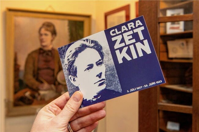 Mit Clara Zetkin in die Zukunft: Das plant Wiederau, wo die Frauenrechtlerin groß wurde - Clara Zetkin im Doppelpack: In Szene gesetzt auf einer Postkarte von "Lisa", Feministische Frauenarbeitsgemeinschaft der Linkspartei, und einem Gemälde von Will Schestak von 1987. Beides zu finden im Museum in Wiederau. 