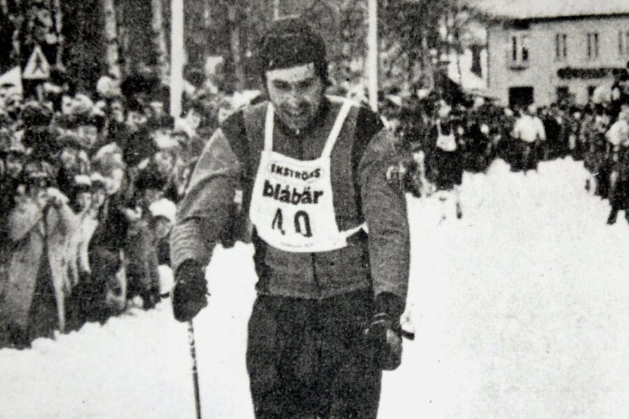 Mit DDR-Emblem in Schweden über die Ziellinie: Der Wasalaufsieger und sein Double - 2. März 1975: Gert-Dietmar Klause läuft in Mora dem Sieg beim Wasalauf entgegen. Der Staffelweltmeister von 1974 und Olympiazweite von 1976 ist bis heute der einzige Deutsche, dem dies gelang. 