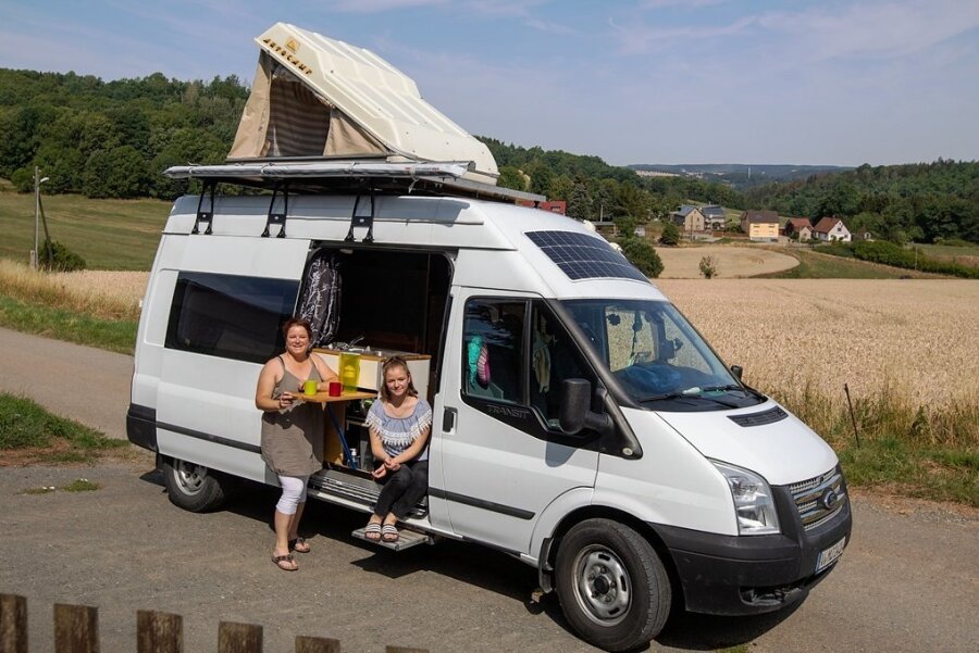 Mit dem Camper Marke Eigenbau vom Vogtland ans Nordkap - In Kürze geht die Familie erneut auf Tour. Mandy Turreck und Tochter Nila machen das Familien-Wohnmobil startklar. 