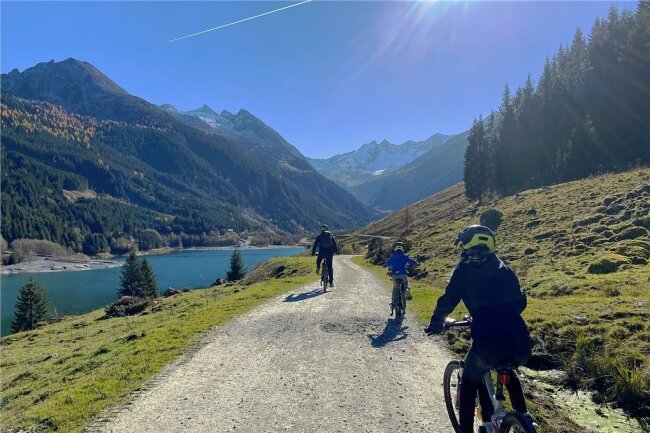 Blick auf Berge und Wasser: Die Runde um den Durlassboden-Stausee in den Zillertaler Alpen ist für eine E-Bike-Tour mit Kindern perfekt geeignet.