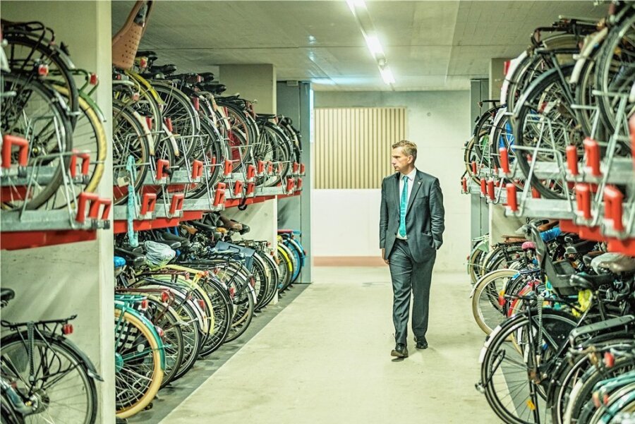 Mit dem Fahrrad im Zug: Neue Parkhäuser braucht das Land - Vorbild Utrecht: 2019 hat sich Sachsens Wirtschaftsminister Martin Dulig (SPD) in Utrecht durch das größte Fahrradparkhaus der Welt führen lassen. Die Stadt in den Niederlanden dient als Paradebeispiel für fortschrittlichen Radverkehr und die gelungene Verknüpfung von Zug und Fahrrad. 