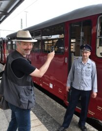 Mit dem "Ferkeltaxi" zum Fest - Redakteur Wieland Josch (l.) fährt gemeinsam mit Mario Elsner mit dem Bergstadtexpress. 