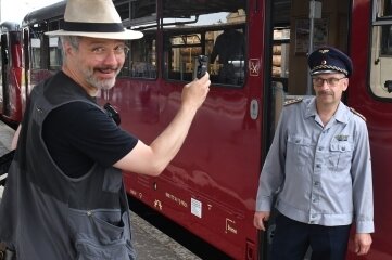Redakteur Wieland Josch (l.) fährt gemeinsam mit Mario Elsner mit dem Bergstadtexpress. 