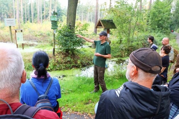 Mit dem Förster durch den Mischwald von morgen - Revierförster Stephan Stange informierte auf der Exkursion durch den Werdauer Wald über Waldumbau und integrierten Naturschutz.