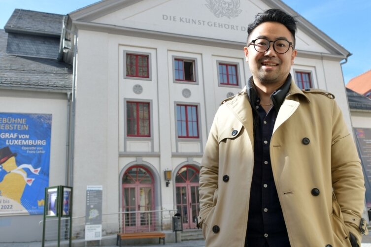 "Mit dem Ford in Bremen angekommen" - Sänger Elias Gyungseok Han im Herbst vorigen Jahres bei seinem Abschied von Freiberg vor dem Theater am Buttermarkt. Ende Juli kommt er für ein Konzert zurück in die Bergstadt. 