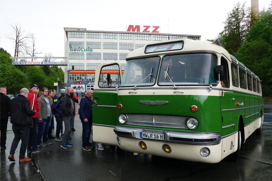 Mit dem Ikarus auf Reise durch Zeit und Erzgebirge - Am Enduro-Museum in Zschopau begann am Sonntag, 9 Uhr, die Premierenfahrt des Ikarus 55. Bei der zweiten Abfahrt am Nachmittag war der Bus ebenfalls ausgebucht.