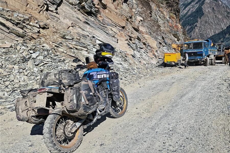 Mit dem Motorrad auf Weltreise: Der gefährliche Weg über die 5000er - Die Killar-Pashtar Road gilt als eine der gefährlichsten Straßen der Welt. Immer wieder kommt es wie in der Szene zu Erdrutschen. Erst, wenn die Geröllmassen beseitigt sind, kann die Fahrt fortgesetzt werden.