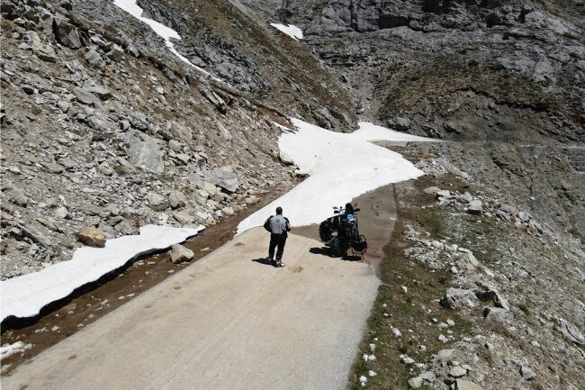 Mit dem Motorrad auf Weltreise: Schnee stoppt Pobershauer auf 1900 Metern Höhe - Die Reise über den auf mehr als 1900 Meter hoch gelegenen griechischen Baros-Pass endete für Sebastian Meyer mit einer Kapitulation vor dem Schnee. 