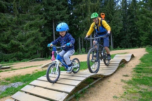 Mit dem Mountainbike durchs wilde Erzgebirge: Streckentest am Rabenberg - Im Park kommt schon der vierjährige Moritz (Mitte) auf seine Kosten.